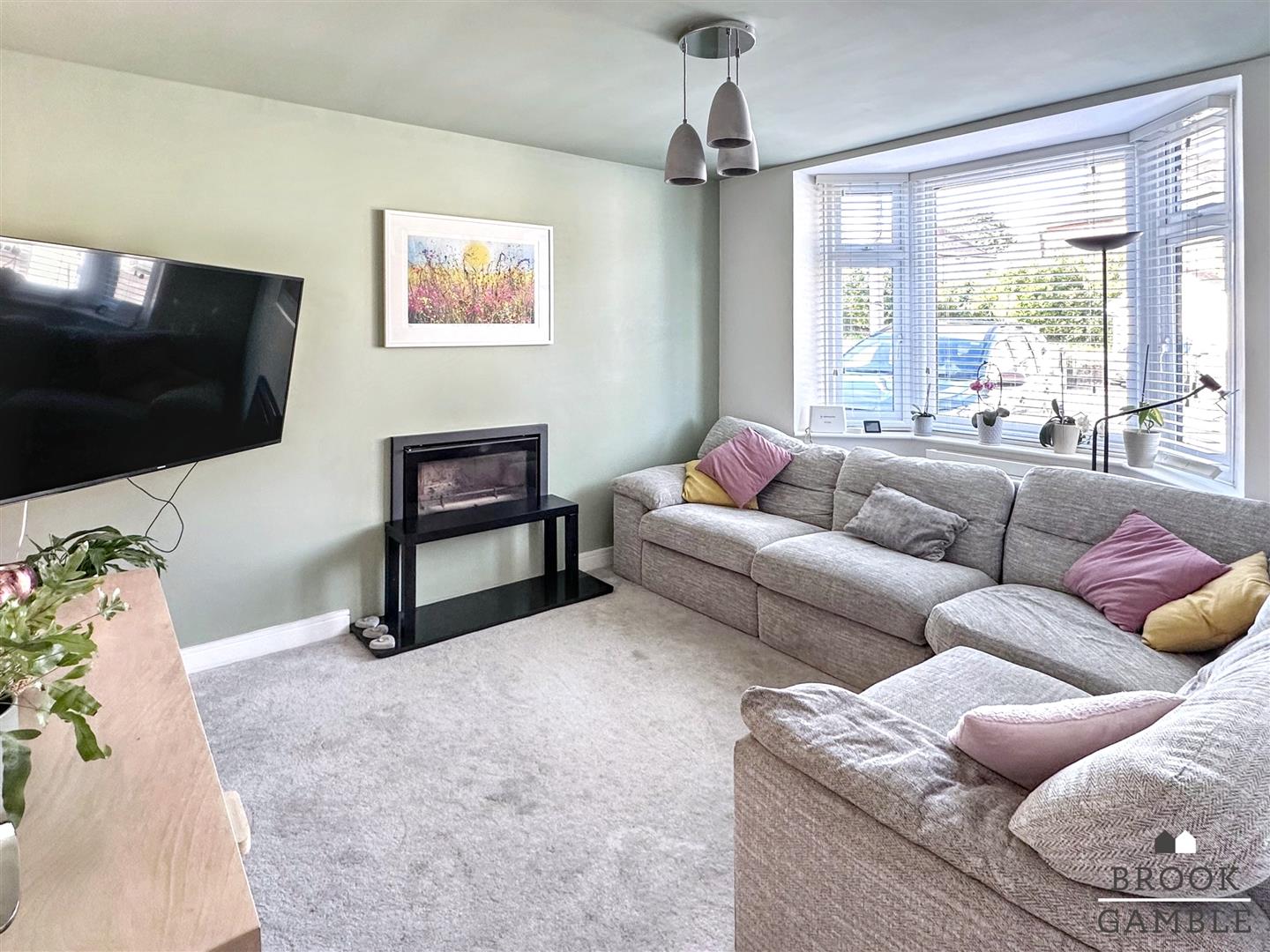 4 Bedroom House - Semi-Detached. North Avenue in Eastbourne,  6